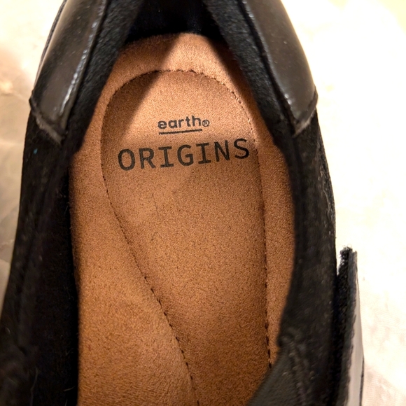 Earth Origins black leather shoes with arch support built in. - Picture 2 of 8